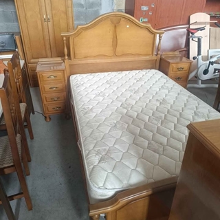 Conjunto de dormitorio clásico de madera: cama, mesita, cómoda y colchón - Imagen 2