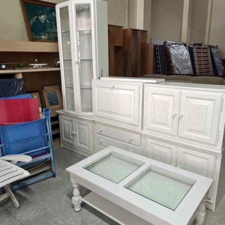 Conjunto de salón clásico blanco con vitrinas, muebles de almacenaje y mesa de centro - Imagen 1